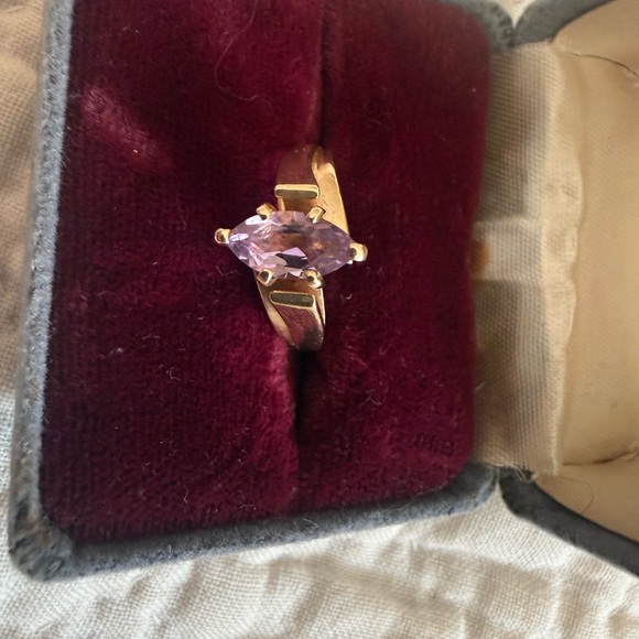 10K antique yellow gold ring with a marquise-cut amethyst stone. 💜 - Picture 2 of 6